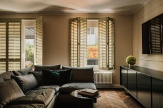 Kobiecy wdzięk w mieszkaniu. Szlachetna kolorystyka przyciąga wzrok już od progu