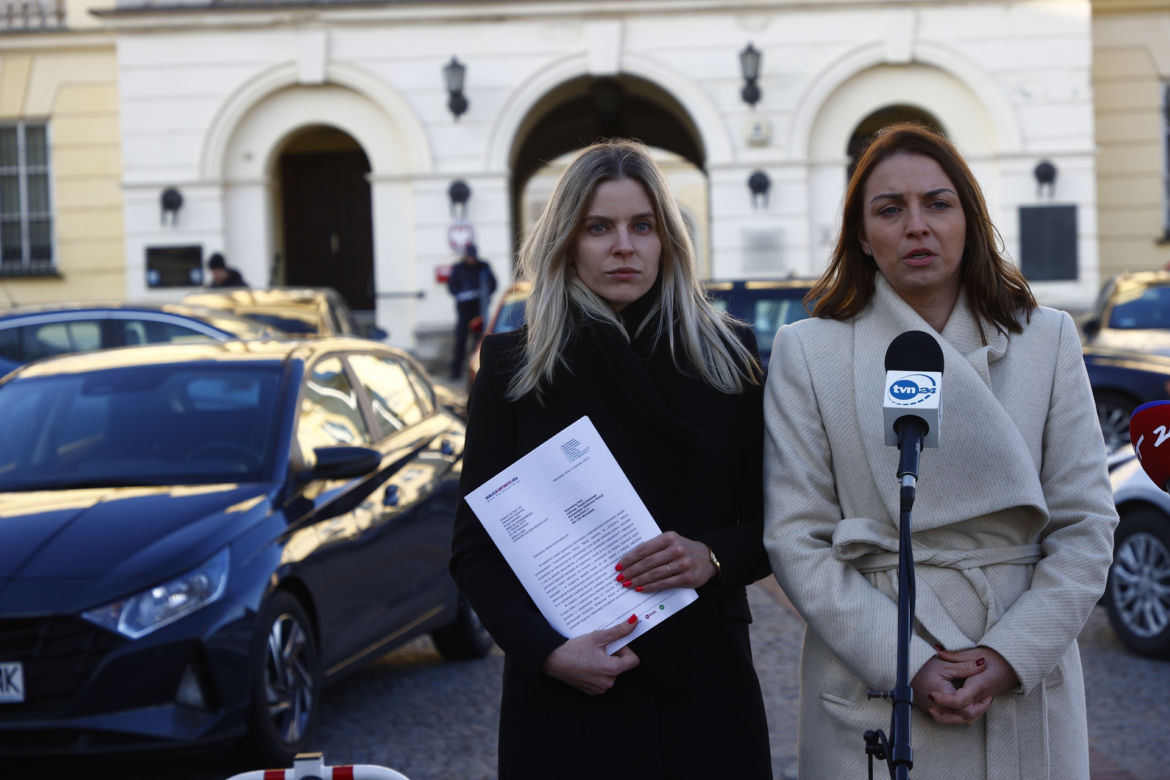 Policjanci, którzy rozbili radiowóz na drzewie, usłyszeli zarzuty! Posłanki interweniują w Komendzie Stołecznej Policji 