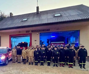 Strażackie syreny zawyły dla poległych kolegów. Żegna ich cała Polska