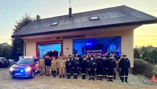 Strażackie syreny zawyły dla poległych kolegów. Żegna ich cała Polska