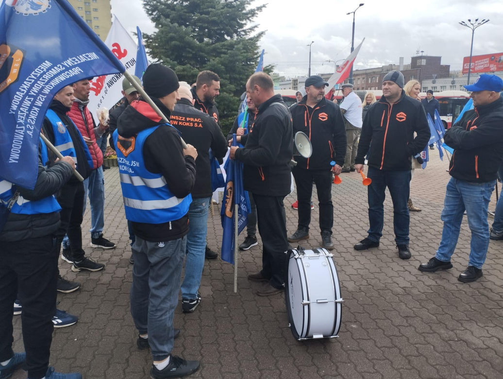 Hutnicy i koksownicy wyszli na ulice w Dąbrowie Górniczej. Apel do rządu o ratunek dla branży i tysięcy miejsc pracy