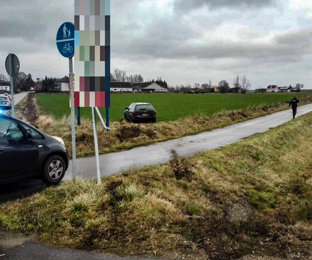 Siemiatycze. Podlaskie. Audi stanęło na polu. Kierowca uciekał dalej