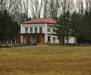 Pałac nad jeziorem czeka na Kaczyńską