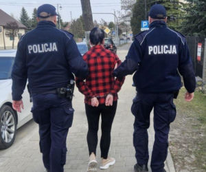 50-latka rzuciła się z nożem na policjanta. Dramatyczny finał sąsiedzkiej awantury