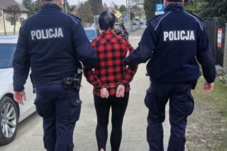 50-latka rzuciła się z nożem na policjanta. Dramatyczny finał sąsiedzkiej awantury