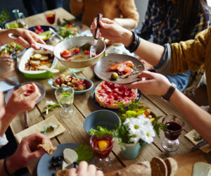 Niedzielne obiady wracają do łask. Co się zmienia w polskich domach?