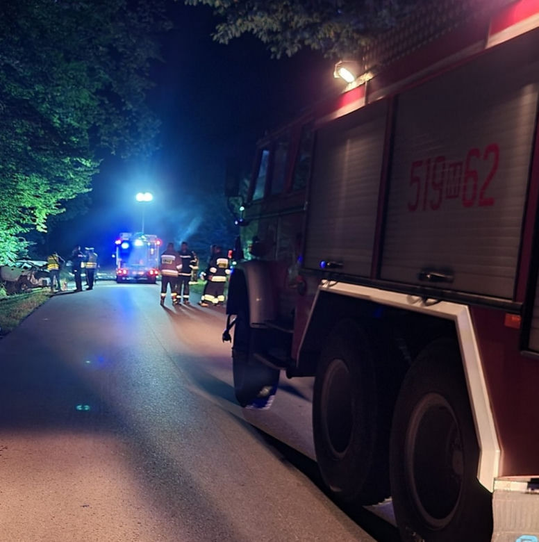 Potworny wypadek pod Mińskiem Mazowieckim. Opel rąbnął w drzewo. Dwie osoby nie żyją
