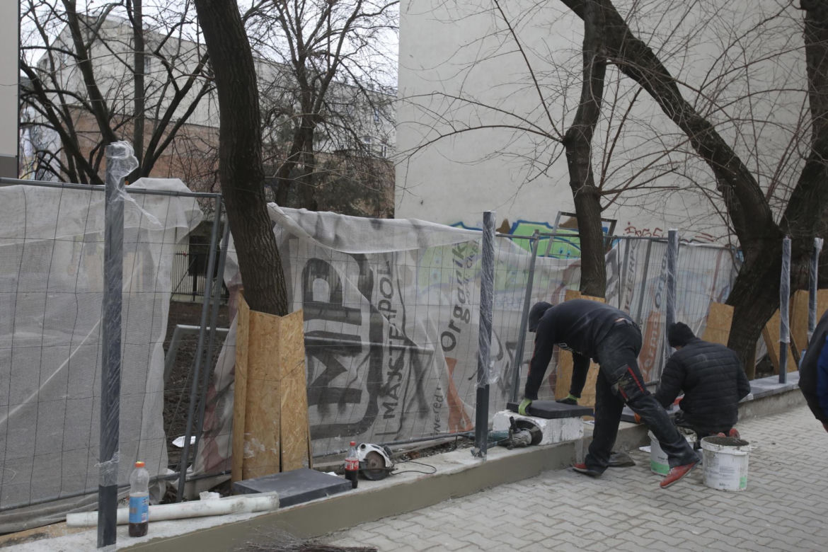 Absurdalny płot na Pradze zamienił się w wystawę