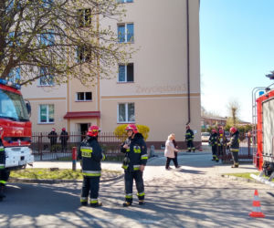 Białystok. Akcja strażaków na ul. Zwycięstwa. Ktoś rozlał na klatce schodowej dziwną substancję [ZDJĘCIA, WIDEO]