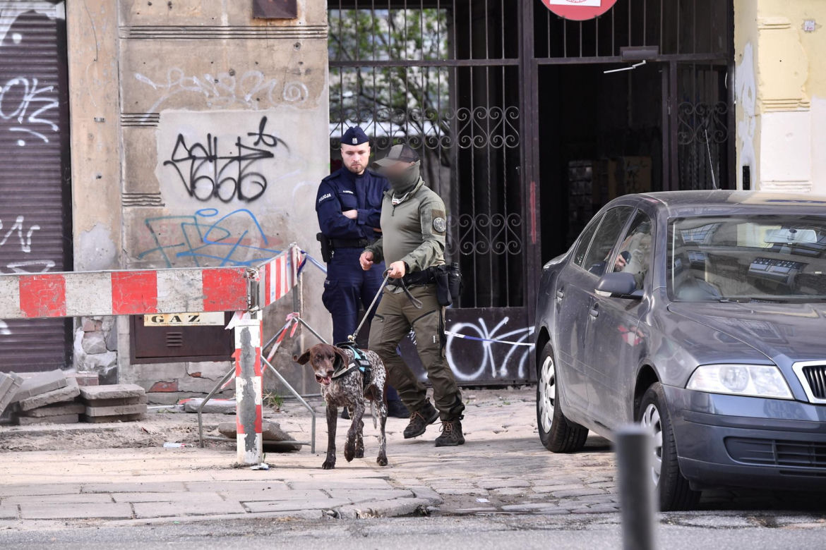Ciała były zakopane na podwórku. Co się stało w kamienicy w Warszawie? Czy ciał może być więcej?