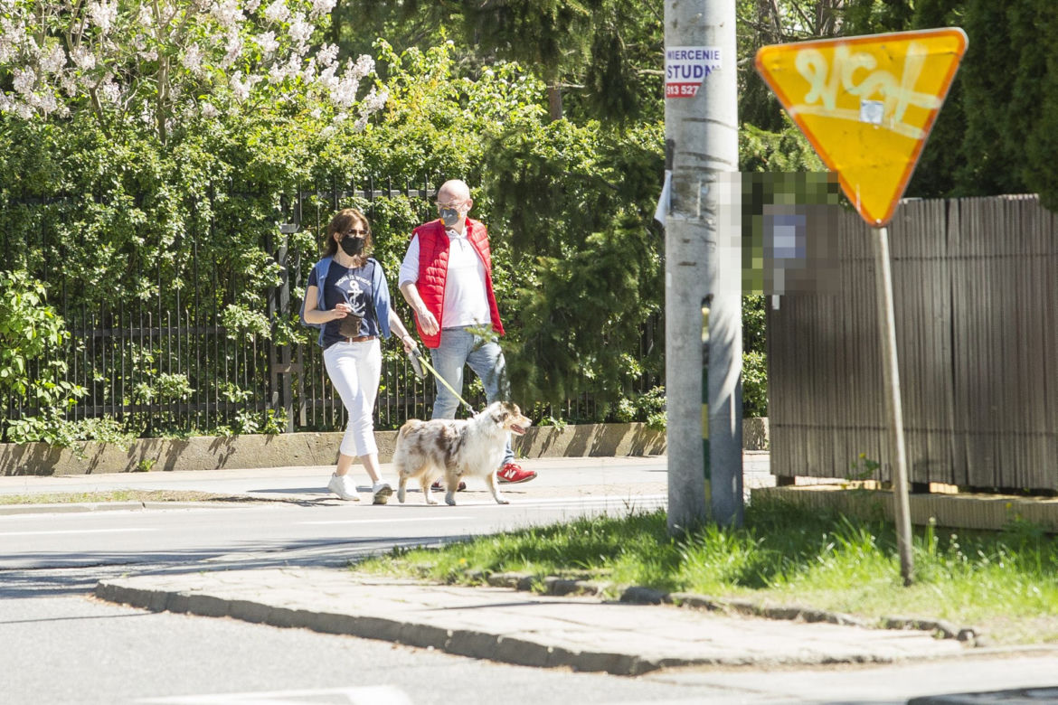 Michał Kamiński z żoną Anną oraz psem, owczarkiem australijskim