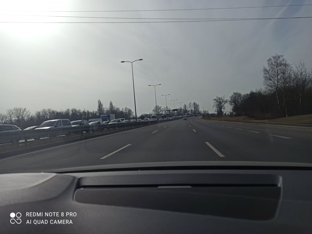DTŚ od Zabrza do Rudy Śląskiej ZAMKNIĘTA. Uszkodzona naczepa TIR-a stanowi zagrożenie [ZDJĘCIA]
