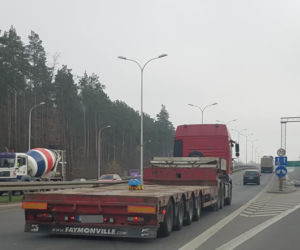 Białystok: Ciężki transport na obwodnicy. Zabawka na naczepie. A gdzie pilot i eskorta policji? [FOTO]
