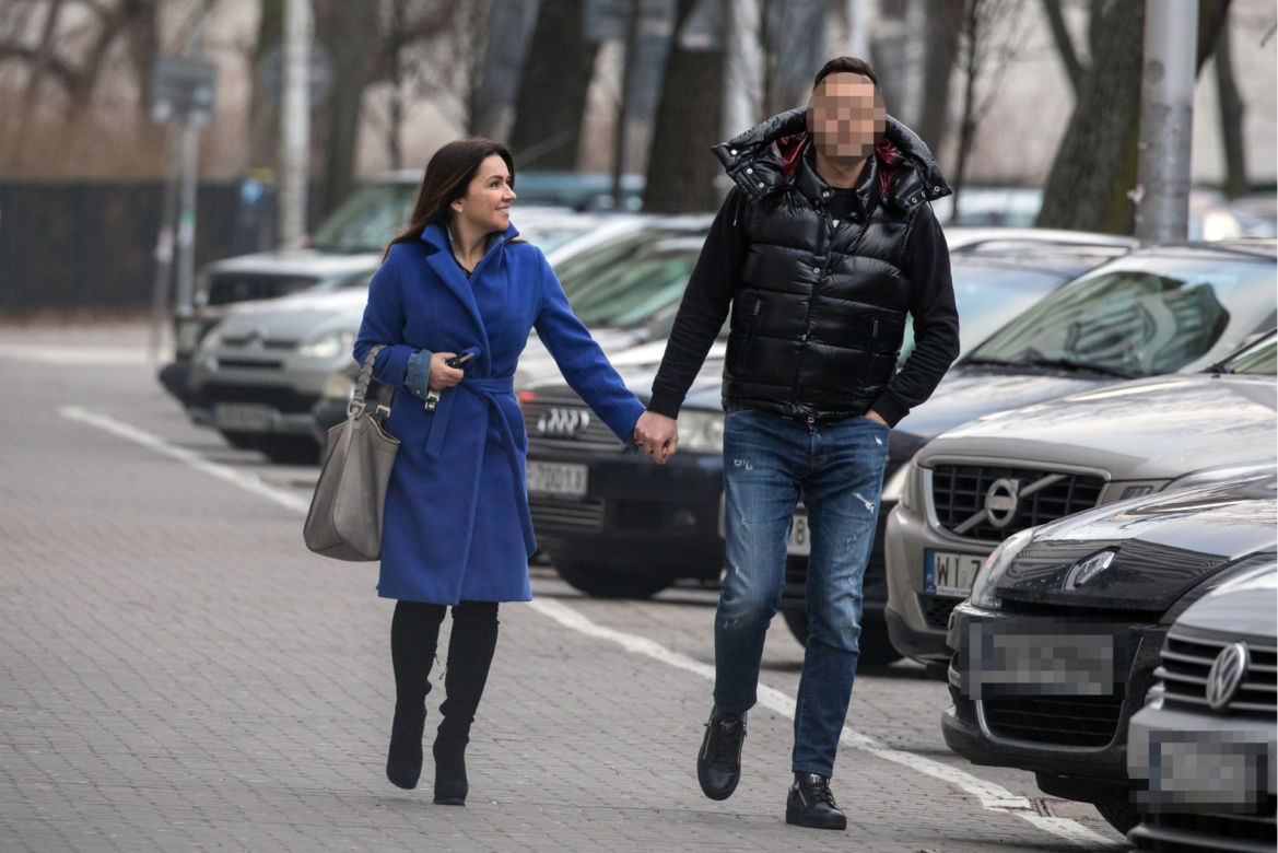 Beata Tadla z partnerem trzymają się za ręce. 