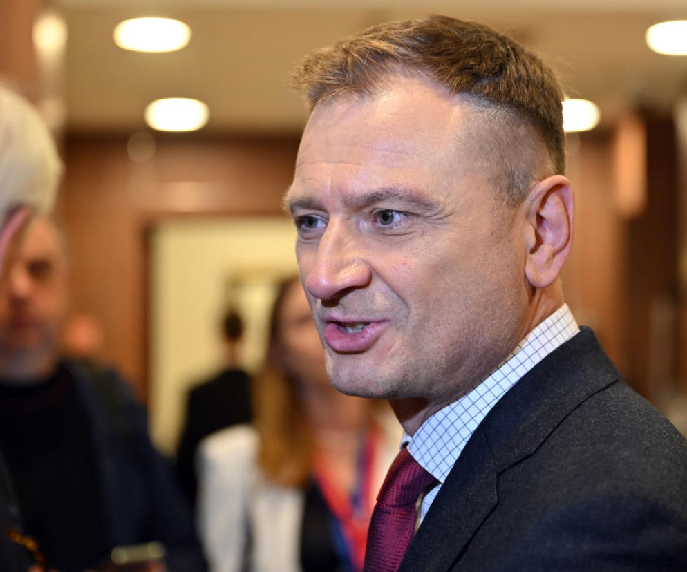 Portret Sławomira Nitrasa w ciemnej marynarce i bordowym krawacie. O krytyce zmian w PKOl przeczytasz na SE Polityka.