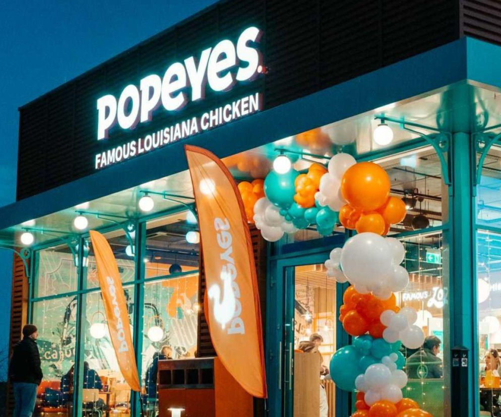 Wejście do restauracji Popeyes udekorowane pomarańczowymi i białymi balonami. O nowym lokalu w Jaworniku przeczytasz w Eska.