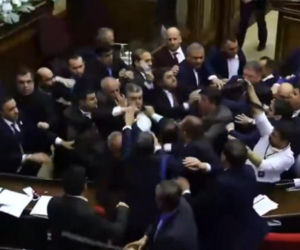 Wielka bijatyka w parlamencie! W ruch poszły krzesła