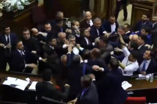 Wielka bijatyka w parlamencie! W ruch poszły krzesła