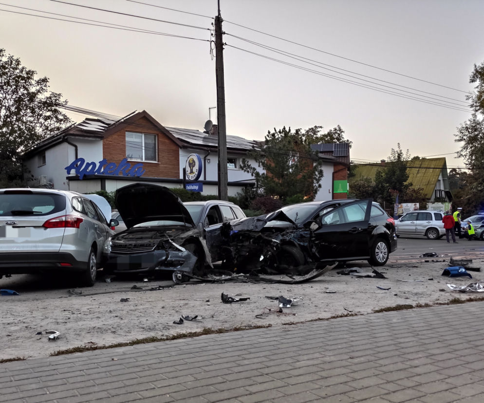 Karambol pod Piasecznem. 8 aut zniszonych w Zalesiu dolnym