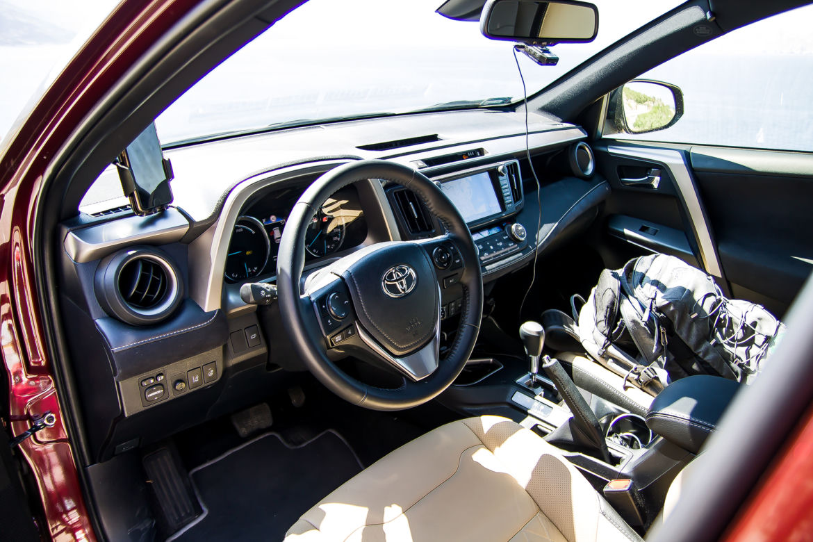 Toyota RAV4 Hybrid z bagażami