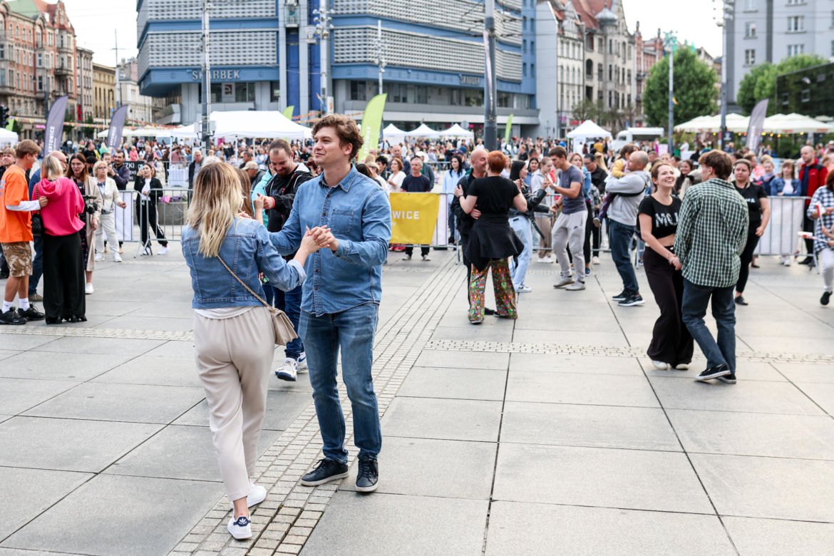 Potańcówka przed Teatrem Śląskim w Katowicach 