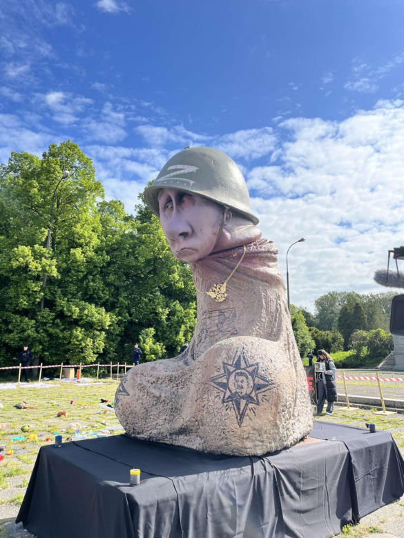 Antywojenny protest na Cmentarzu Żołnierzy Radzieckich w Warszawie