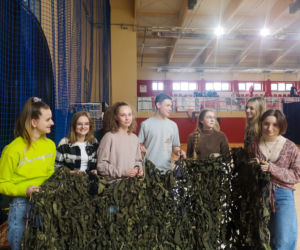 Mieszkańcy gminy Piwniczna-Zdrój tkają siatki maskujące 
