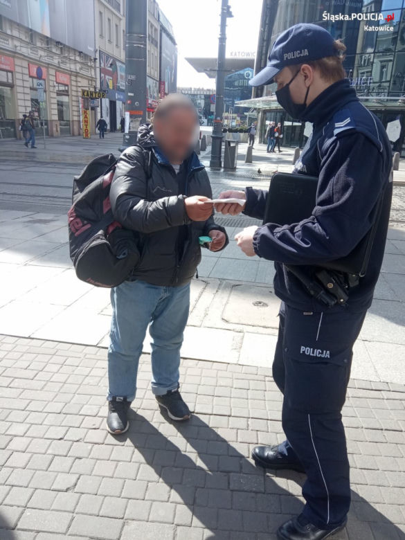 Bezdomni też muszą nosić maseczki! Policjanci z Katowic o to zadbali 