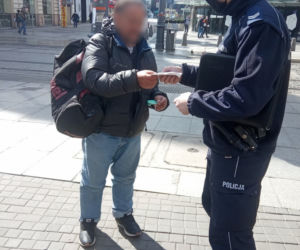 Bezdomni też muszą nosić maseczki! Policjanci z Katowic o to zadbali 