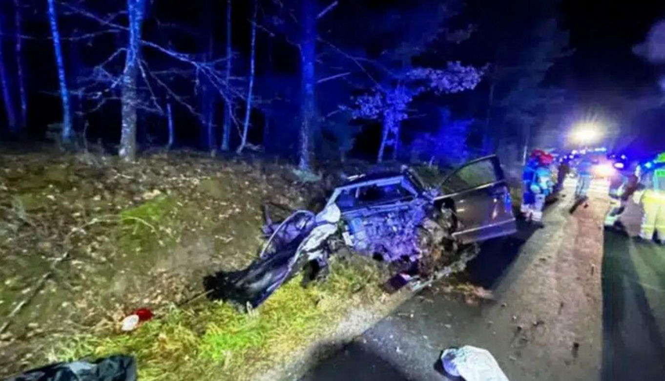 Dwa samochody zderzyły się na drodze, jedno stanęło w ogniu. Wiele ofiar śmiertelnych