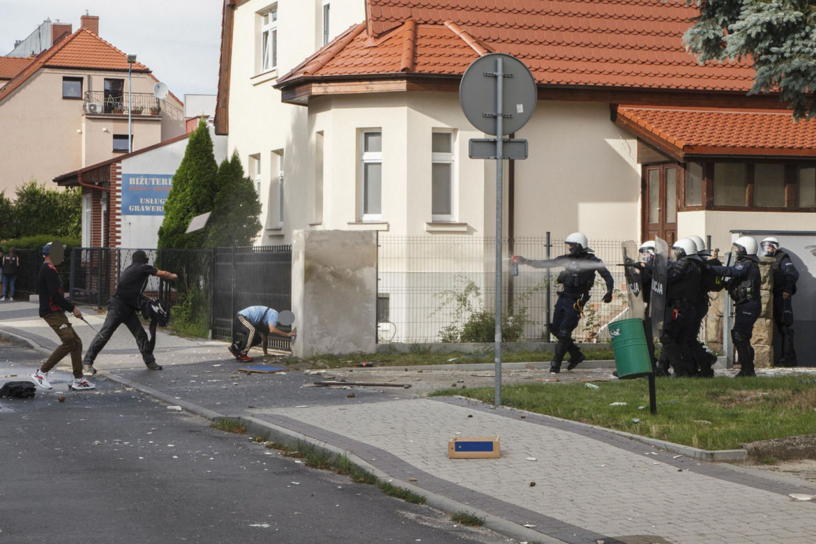 PILNE! Zamieszki w Lubinie! Tłum zaatakował komendę policji! 