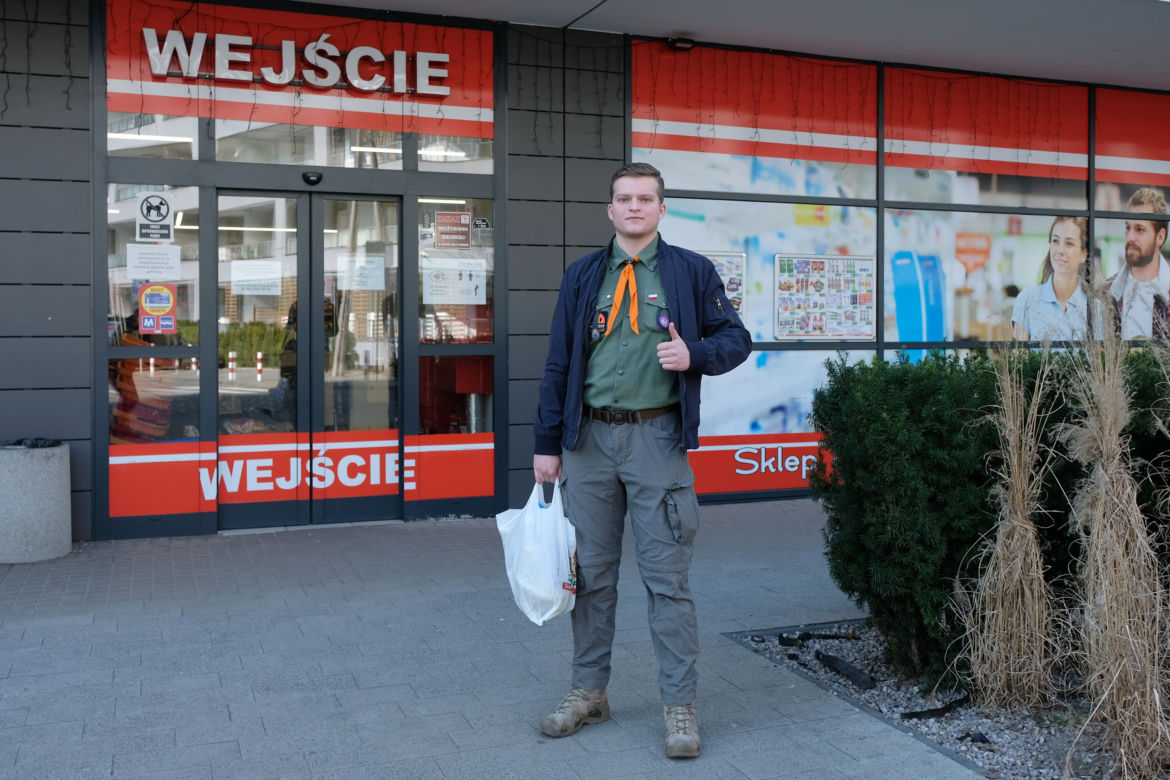 Harcerze pomagają seniorom w codziennych obowiązkach