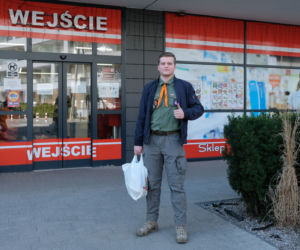 Harcerze pomagają seniorom w codziennych obowiązkach