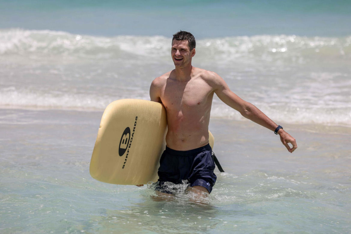 Iga Świątek i Hubert Hurkacz na plaży w Australii