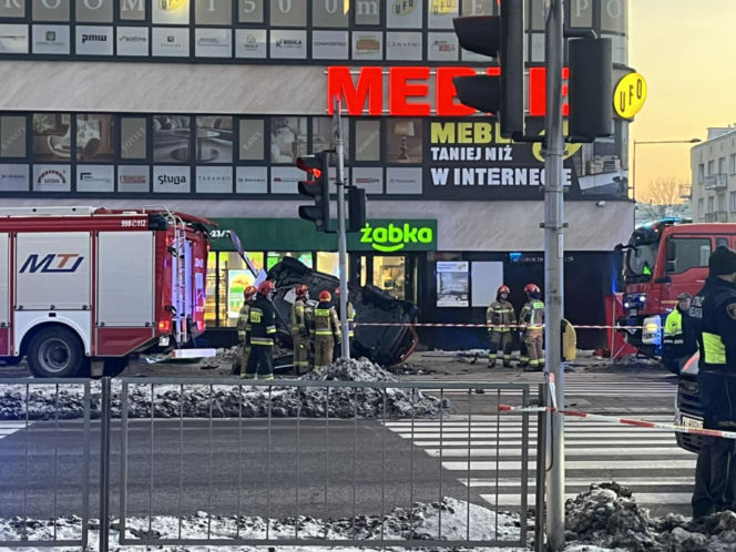 Śmigłowiec ratunkowy na placu Szembeka! Zderzenie samochodów, jeden z nich uderzył w kobietę i dziecko