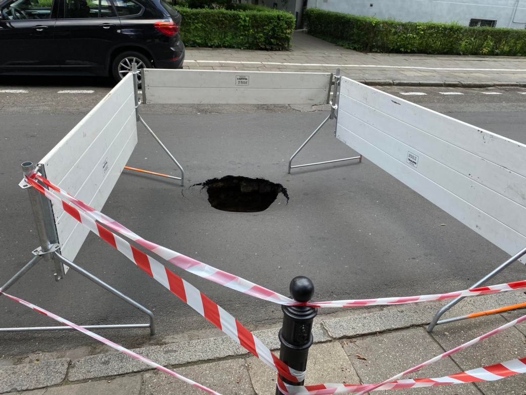 Gigantyczna dziura w jezdni przy ulicy Franciszkańskiej