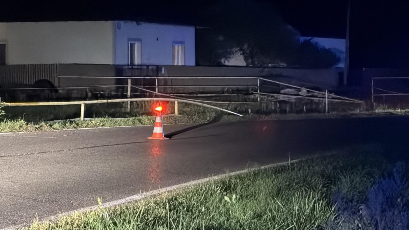 Kierowca uderzył w barierki, barierka przebiła auto i zabiła pasażera, kierowca uciekł pieszo