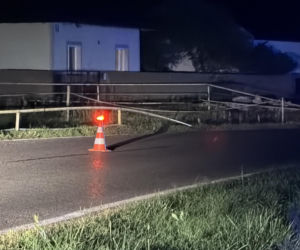 Kierowca uderzył w barierki, barierka przebiła auto i zabiła pasażera, kierowca uciekł pieszo