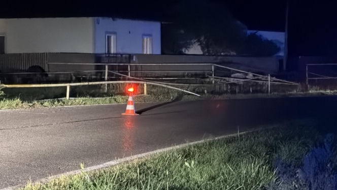 Kierowca uderzył w barierki, barierka przebiła auto i zabiła pasażera, kierowca uciekł pieszo