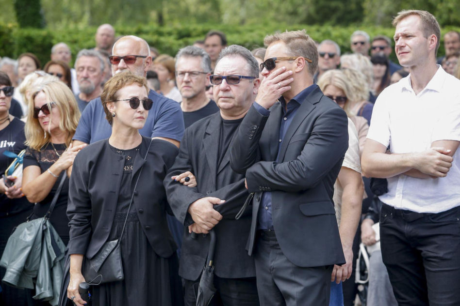 Pogrzeb Joanny Kołaczkowskiej. Tak pożegnali ją przyjaciele z kabaretu. Borek smutna i eleganckaPogrzeb Joanny Kołaczkowskiej. Tak pożegnali ją przyjaciele z kabaretu. Borek smutna i elegancka