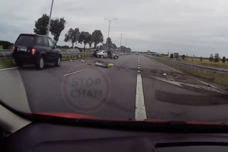Jazda na zderzaku trasą S8 zakończona wzajemnym taranowaniem się - WIDEO