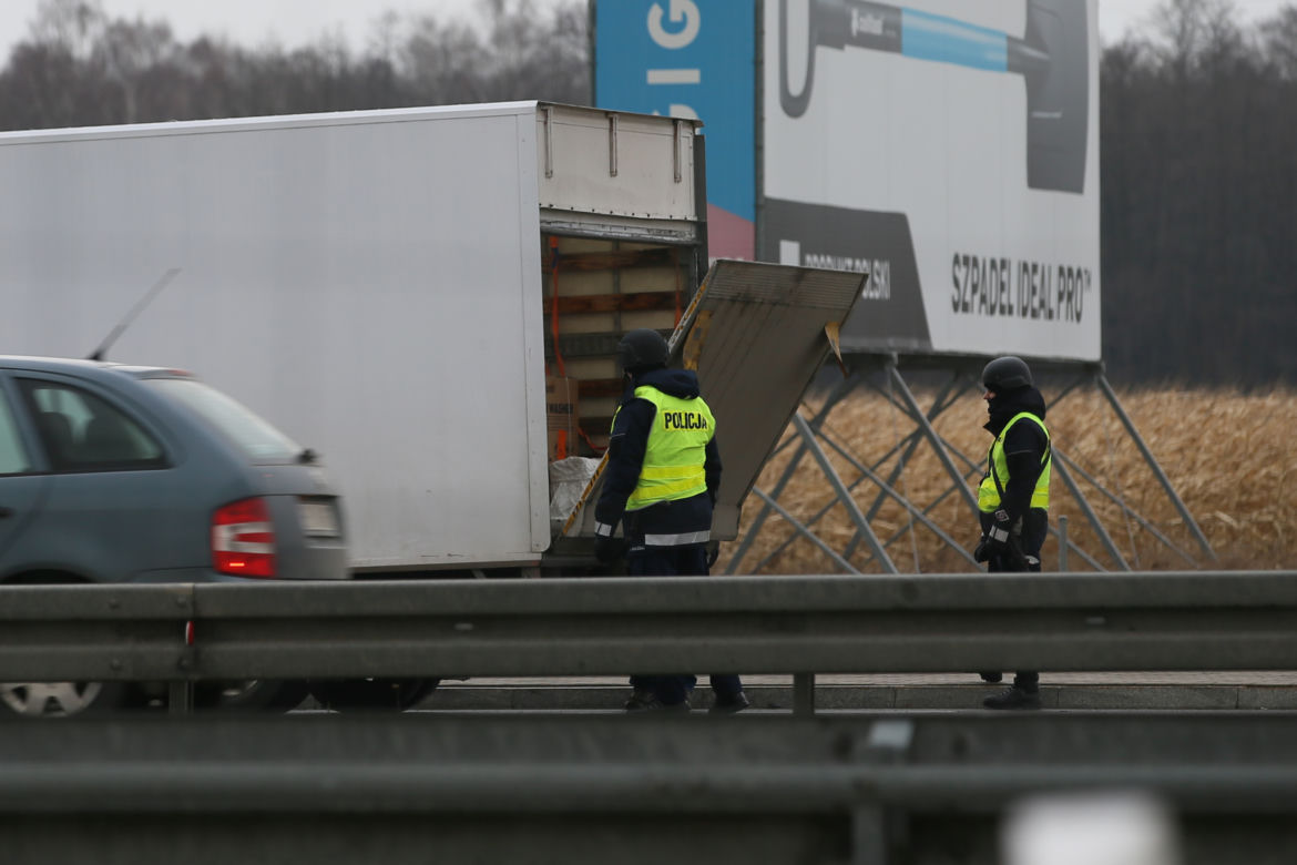 Policja sprawdza pojazdy na S8