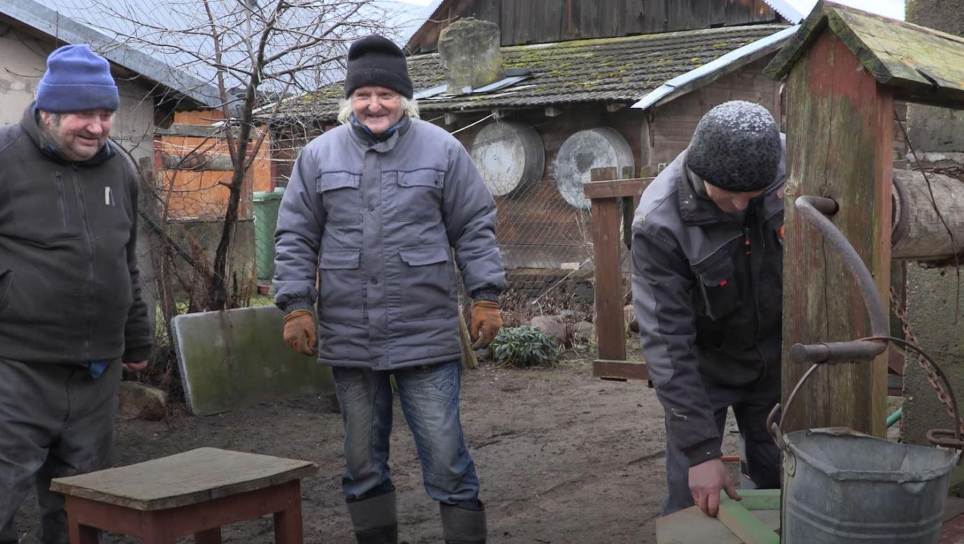 Rolnicy. Podlasie. Gienek i Sławek pomagają Paulinie zrobić pokrywę studni