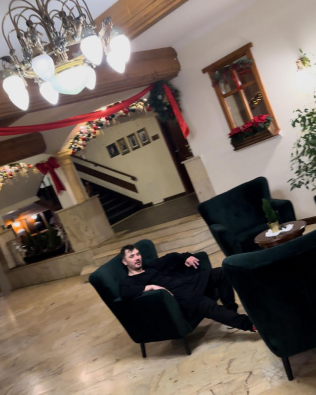 Daniel Martyniuk skuty w kajdanki i wyprowadzony z hotelu