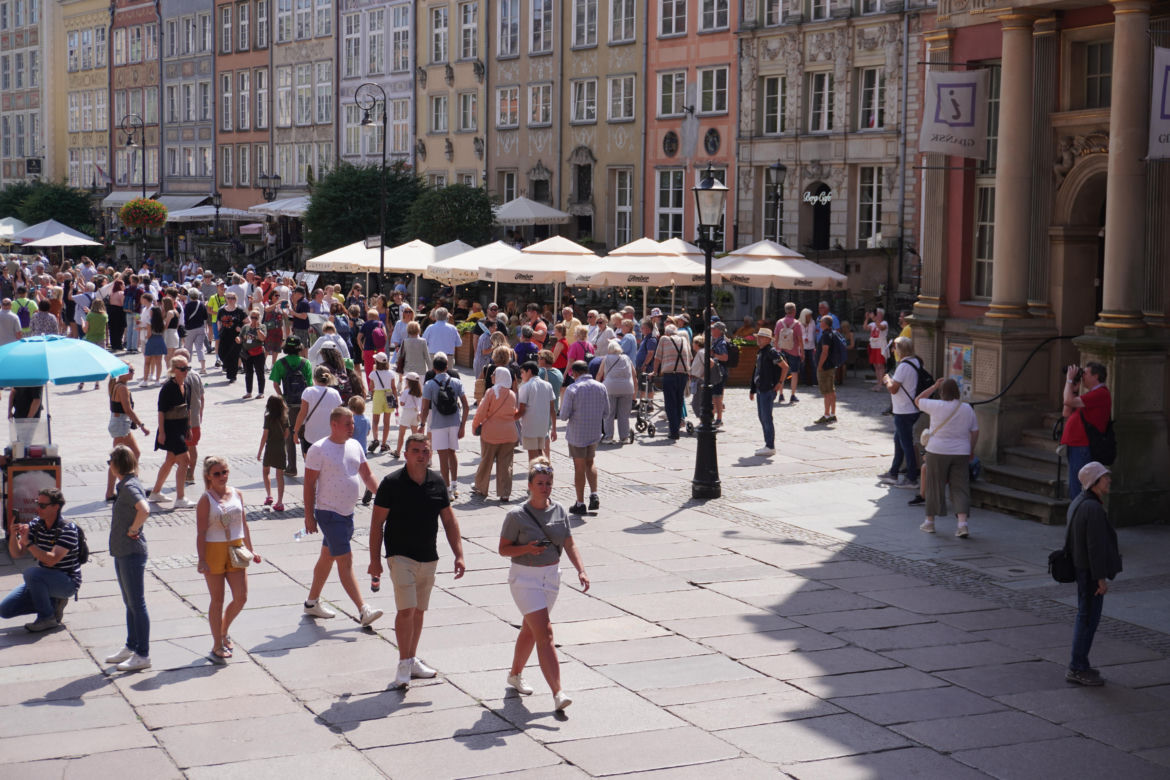 Tłumy turystów w Gdańsku. Ulice pękają w szwach