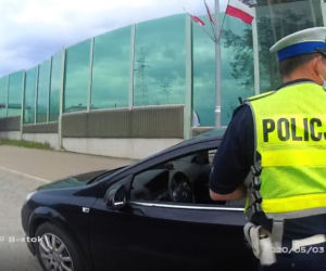 Białystok: Rzucił w policjantów nożami. Grozi mu do 10 lat więzienia