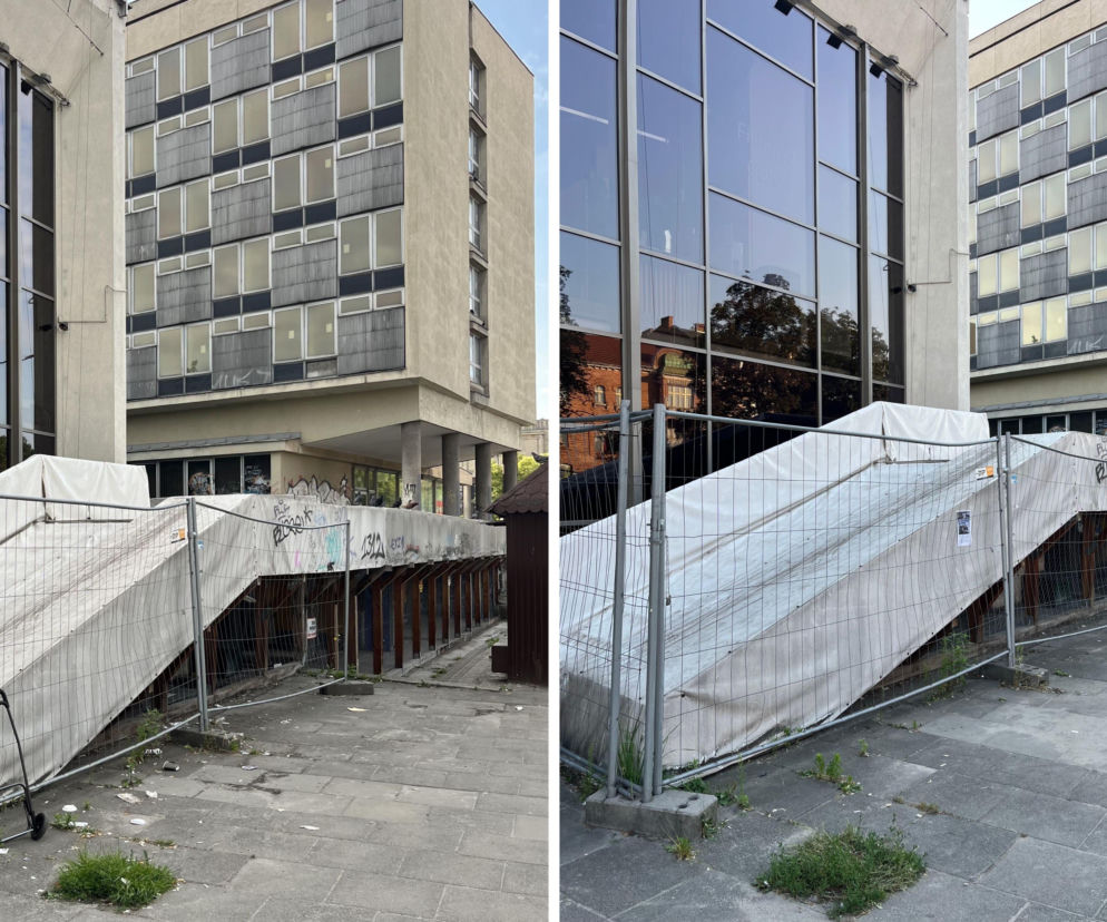 Zniszczone schody Hotelu Cracovia za ogrodzeniem i białym brezentem. O problemach zabytku przeczytasz na Architektura.