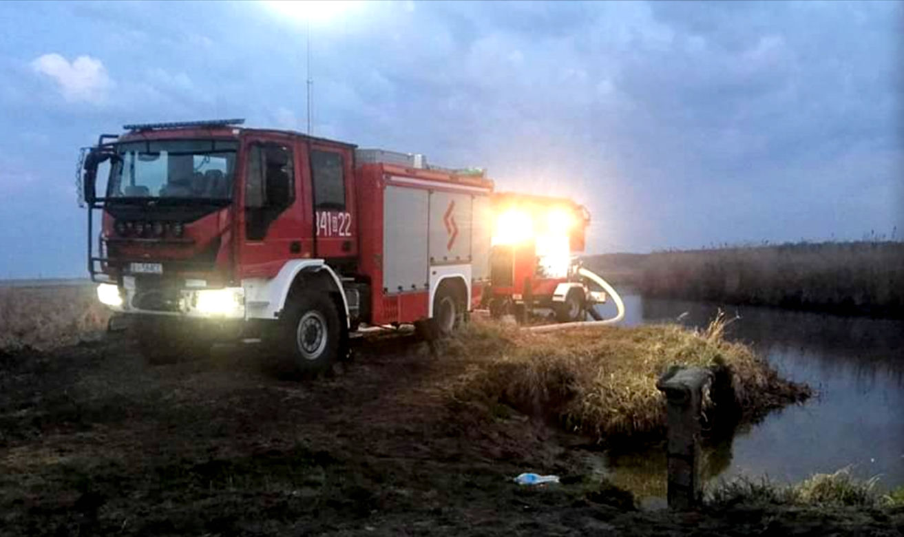 Strażackie nocne czuwanie i dogaszanie nad Biebrzą