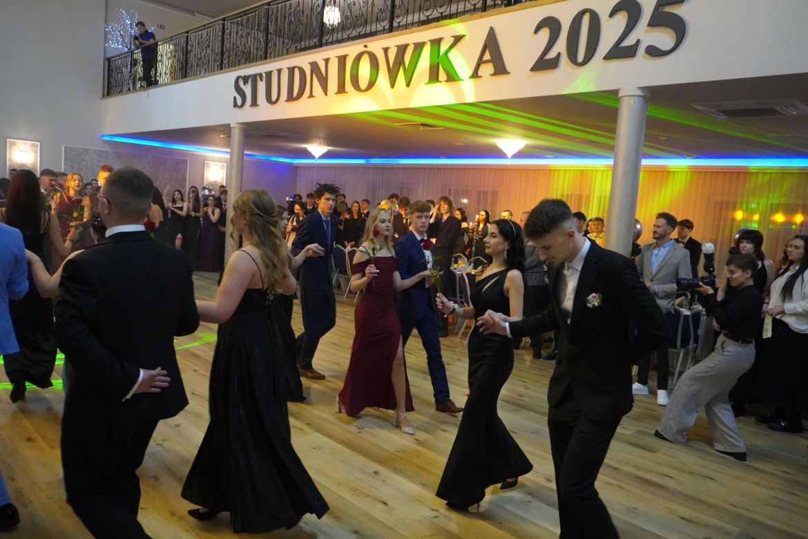 Dwa polonezy na studniówce bydgoskiej Handlówki. W jednym pomogli nauczyciele