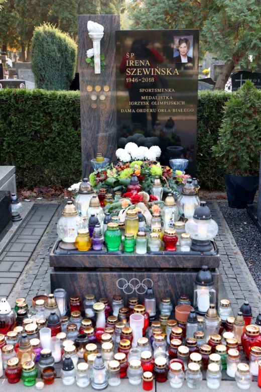Grób Skolimowskiej, Szewińskiej i Deyny. Setki zniczy we Wszystkich Świętych